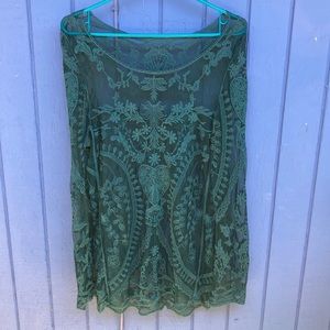 Beautiful emerald green long sleeve lace top. No tags but seems S-M